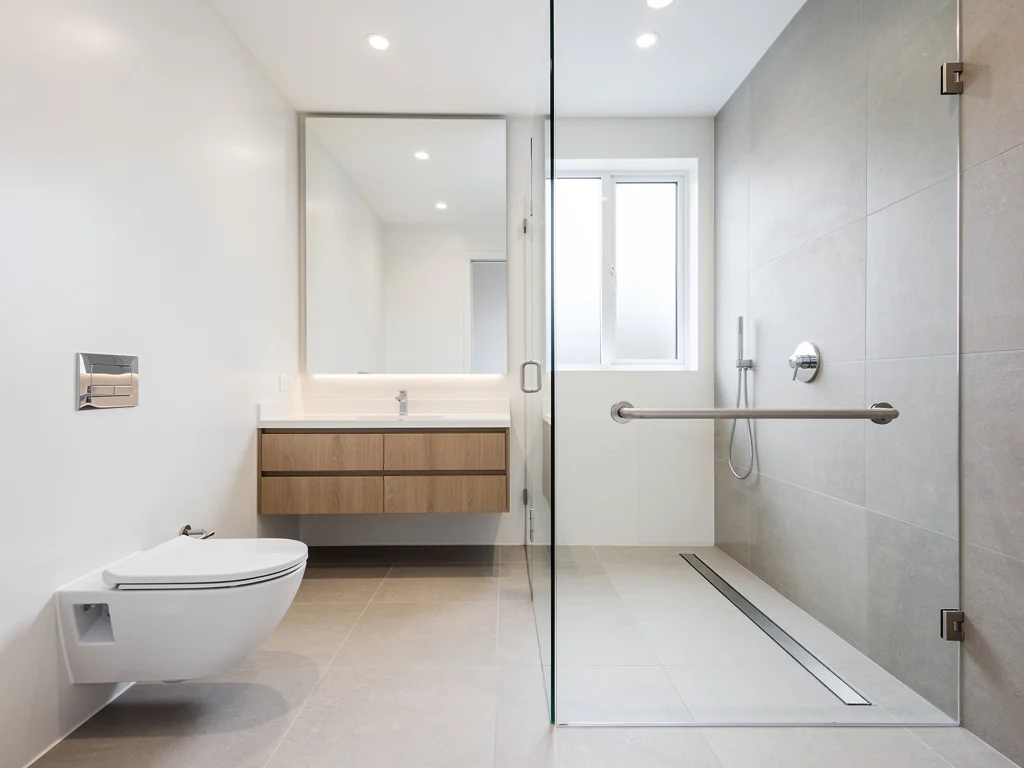 Salle de bain de plain-pied adaptée, sol antidérapant et barre d'appui